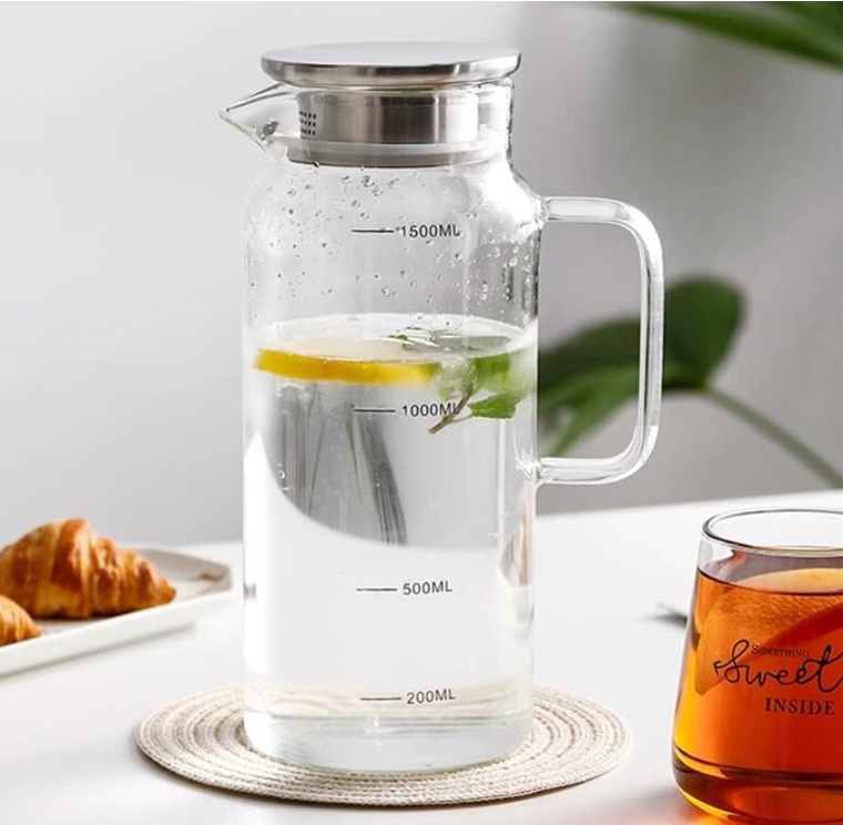 QFkris 1.5L Borosilicate Glass Water Jug, 1.5 Liter Beverage Pitcher with Measuring Scale Markings and Airtight Stainless Steel Lid
