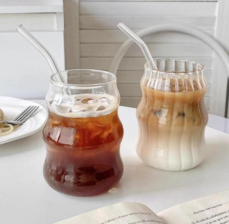 KANPURA Beverage glassware, Vertical Striped Wavy Glass Coffee Cups with Glass Straws, Creative Curved Shaped Clear Tumblers for Iced Latte Juice Soda