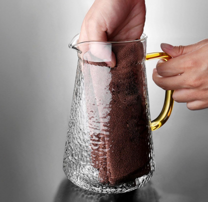 QFkris Glass Pitcher, 1300ml Hammered Textured Water Pitcher with Gold Handle & Stainless Steel Filter Lid, High Borosilicate Clear Glass Carafe for Iced Tea Juice Lemonade