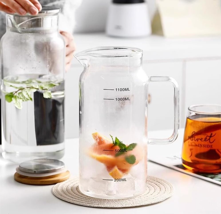 QFkris 1.5L Borosilicate Glass Water Jug, 1.5 Liter Beverage Pitcher with Measuring Scale Markings and Airtight Stainless Steel Lid
