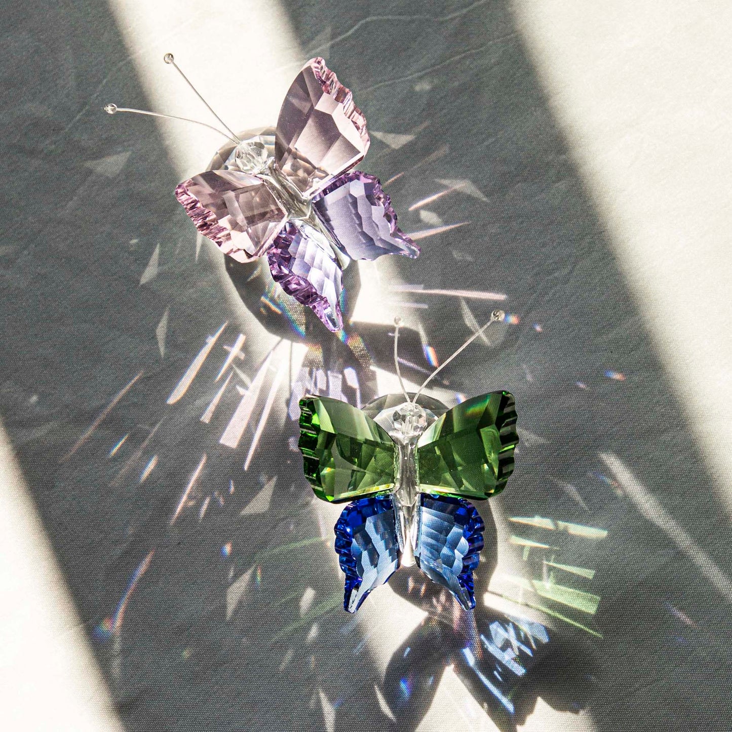 H&D HYALINE & DORA 2pcs Handmade K9 Crystal Flying Butterfly with Ball Base Glass Animal Figurines Cute Craft Wedding Gifts for Guests Home Decoration Accessories